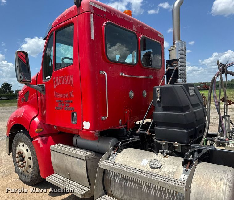 image for item DY0256 2008 Peterbilt 387 semi truck