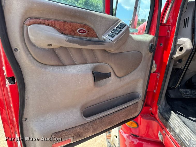 image for item DY0256 2008 Peterbilt 387 semi truck