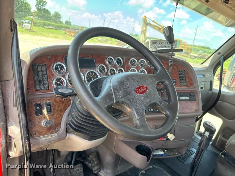 image for item DY0256 2008 Peterbilt 387 semi truck