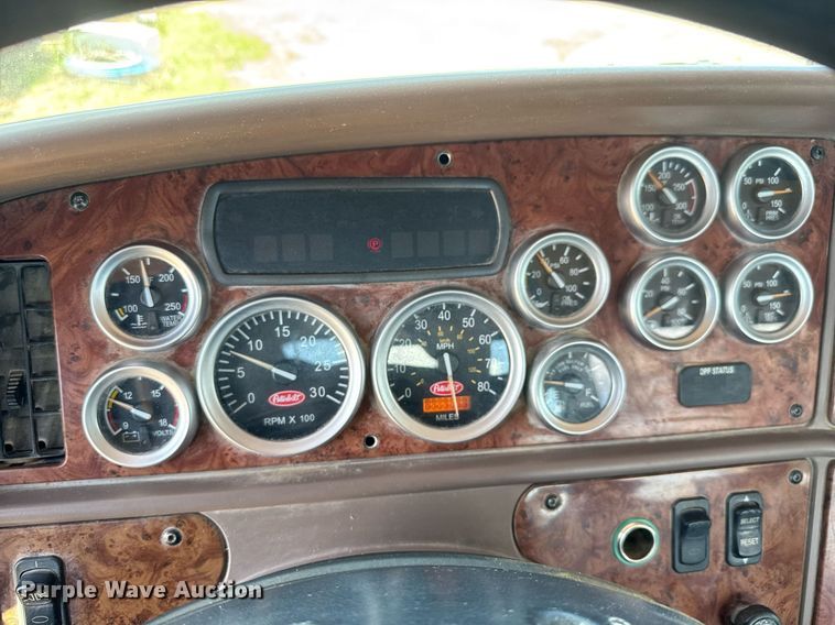 image for item DY0256 2008 Peterbilt 387 semi truck
