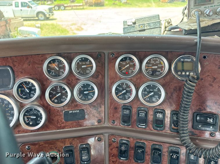 image for item DY0256 2008 Peterbilt 387 semi truck