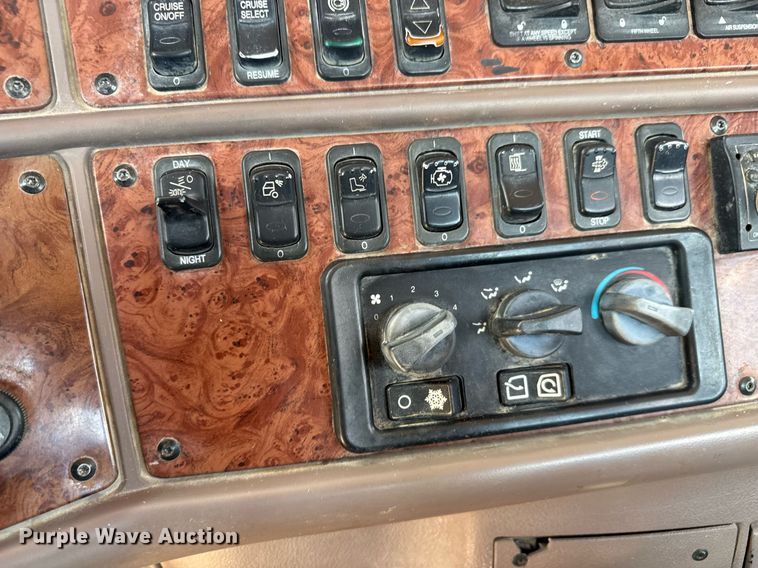 image for item DY0256 2008 Peterbilt 387 semi truck