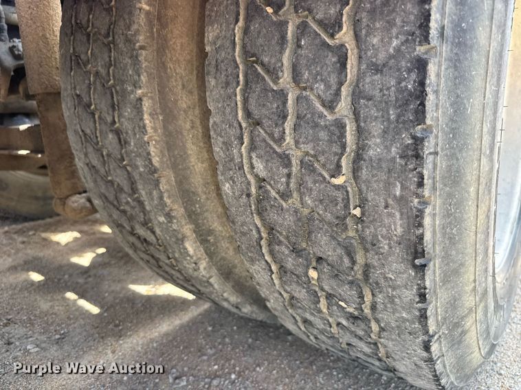 image for item DY0256 2008 Peterbilt 387 semi truck