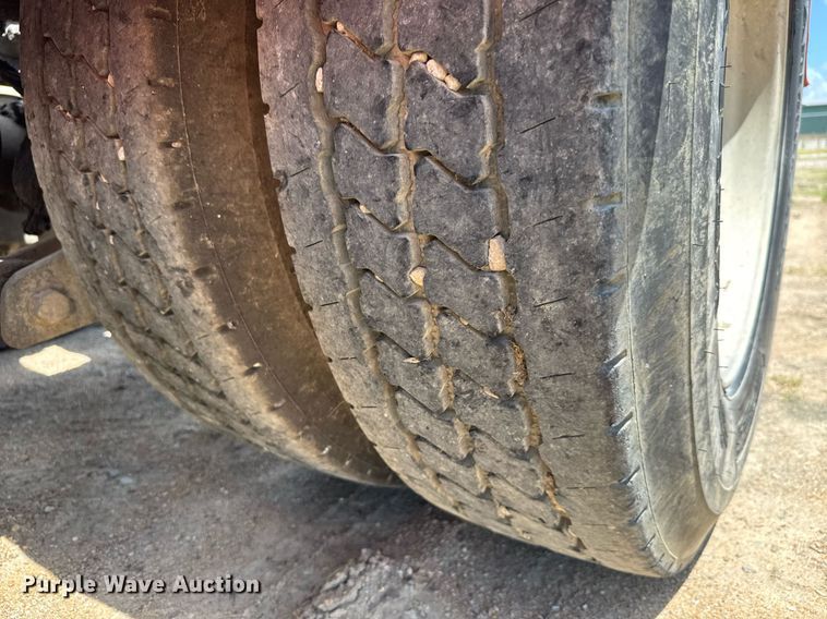 image for item DY0256 2008 Peterbilt 387 semi truck