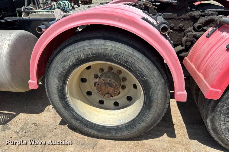 image for item DY0256 2008 Peterbilt 387 semi truck