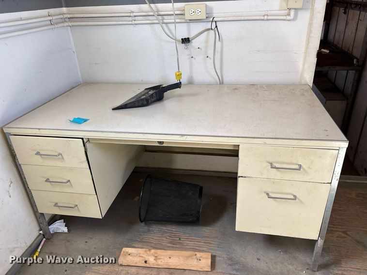 image for item DY0733 1985 Kentucky dry van office trailer