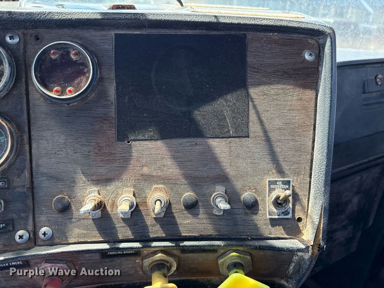 image for item DZ8661 1985 Mack RWS788LST semi truck