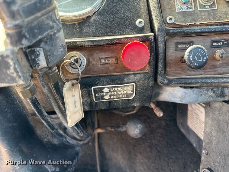 image for item DZ8661 1985 Mack RWS788LST semi truck