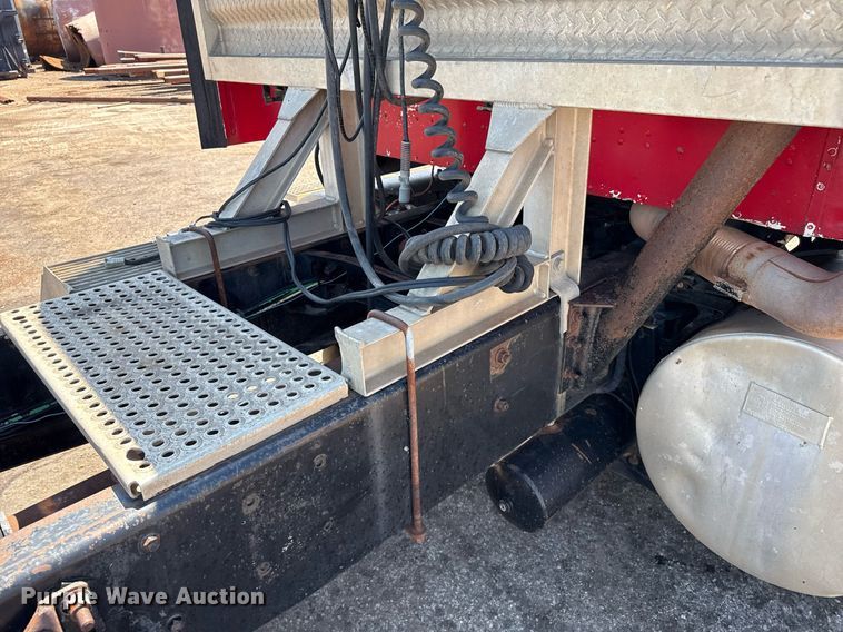 image for item DZ8662 1997 International 9400 semi truck