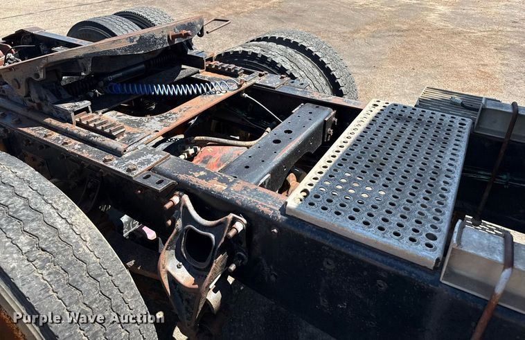 image for item DZ8662 1997 International 9400 semi truck