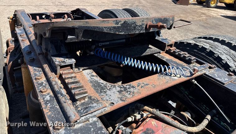 image for item DZ8662 1997 International 9400 semi truck