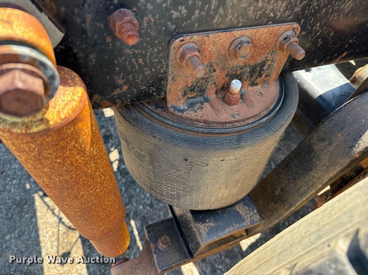 image for item DZ8662 1997 International 9400 semi truck