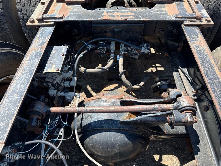 image for item DZ8662 1997 International 9400 semi truck