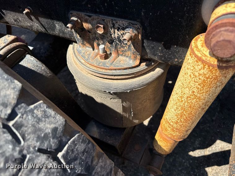 image for item DZ8662 1997 International 9400 semi truck