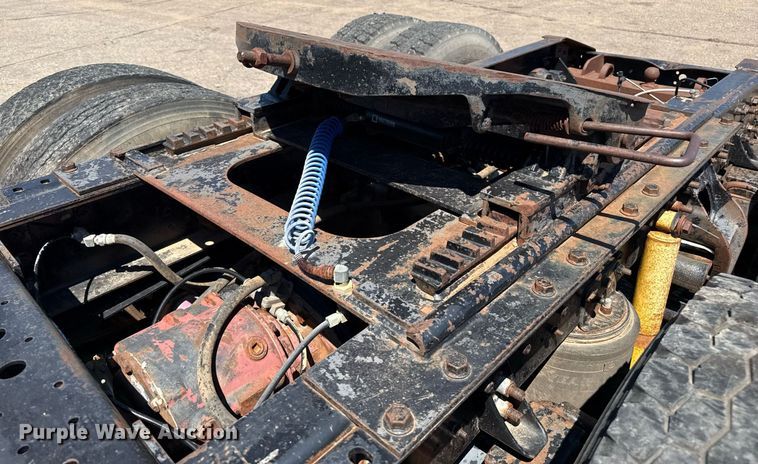 image for item DZ8662 1997 International 9400 semi truck