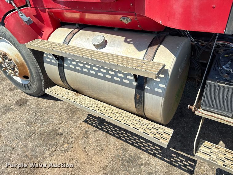 image for item DZ8662 1997 International 9400 semi truck