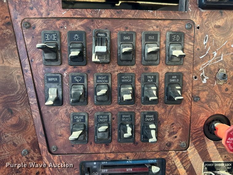 image for item DZ8662 1997 International 9400 semi truck