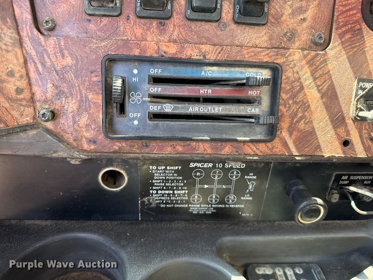 image for item DZ8662 1997 International 9400 semi truck