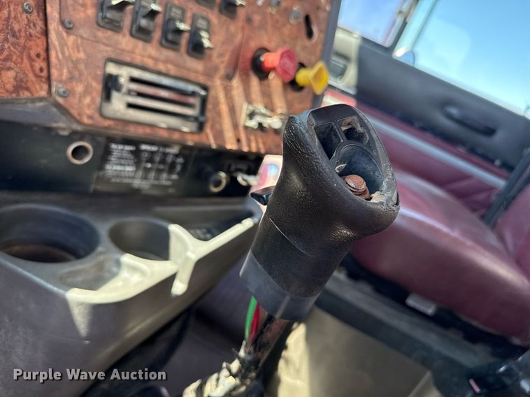 image for item DZ8662 1997 International 9400 semi truck