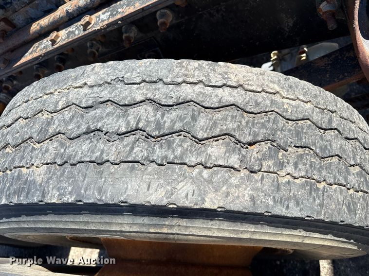 image for item DZ8662 1997 International 9400 semi truck