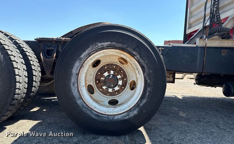 image for item DZ8662 1997 International 9400 semi truck