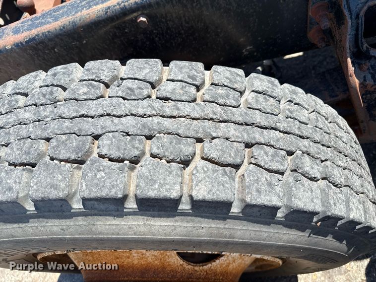 image for item DZ8662 1997 International 9400 semi truck