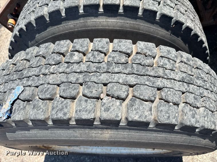 image for item DZ8662 1997 International 9400 semi truck