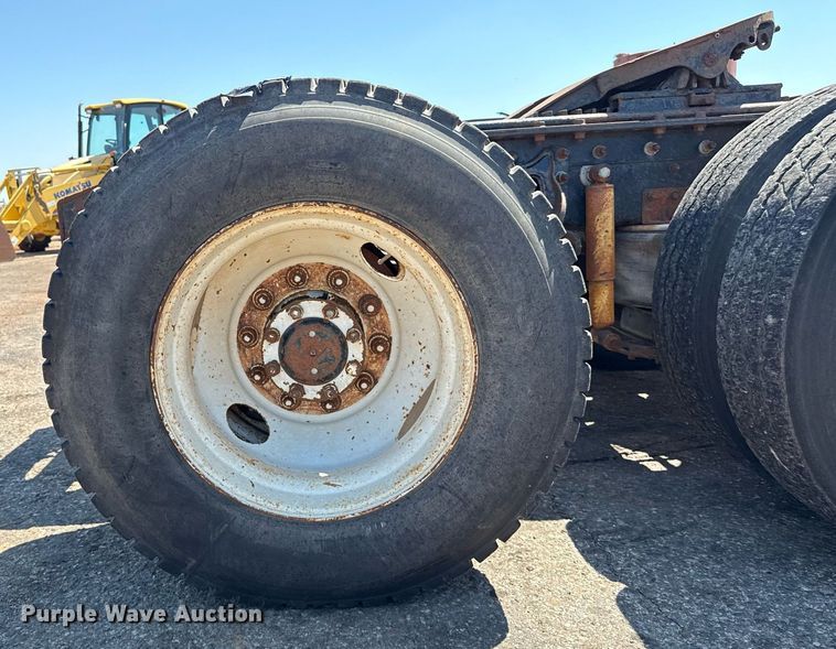 image for item DZ8662 1997 International 9400 semi truck