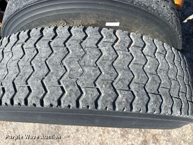 image for item DZ8662 1997 International 9400 semi truck