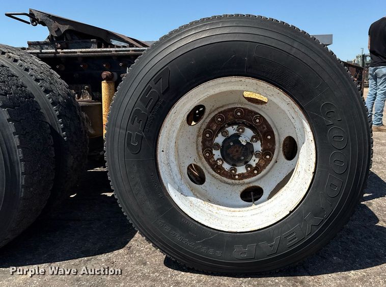 image for item DZ8662 1997 International 9400 semi truck