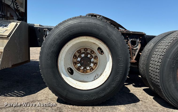 image for item DZ8662 1997 International 9400 semi truck