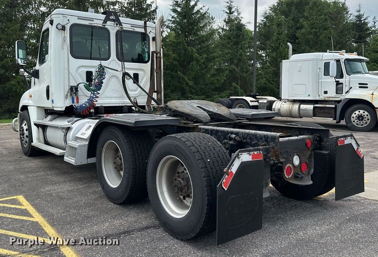 image for item EB2639 2015 Freightliner Cascadia 125 semi truck