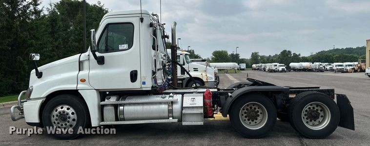 image for item EB2639 2015 Freightliner Cascadia 125 semi truck