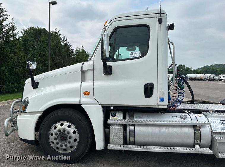 image for item EB2639 2015 Freightliner Cascadia 125 semi truck