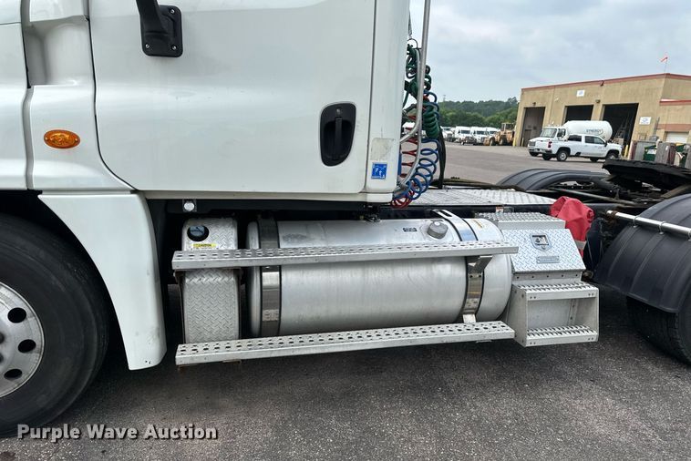 image for item EB2639 2015 Freightliner Cascadia 125 semi truck