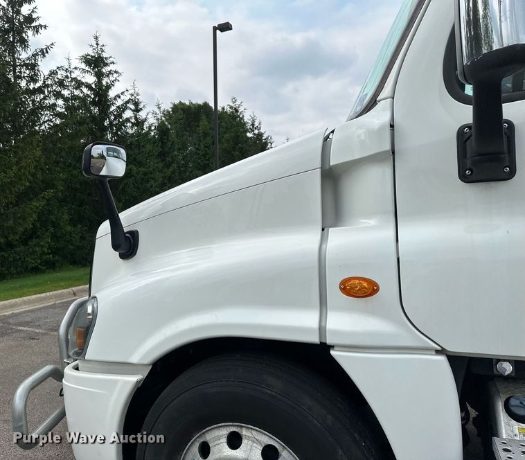 image for item EB2639 2015 Freightliner Cascadia 125 semi truck
