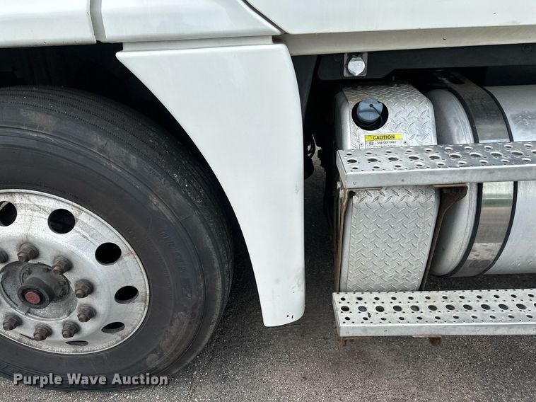 image for item EB2639 2015 Freightliner Cascadia 125 semi truck