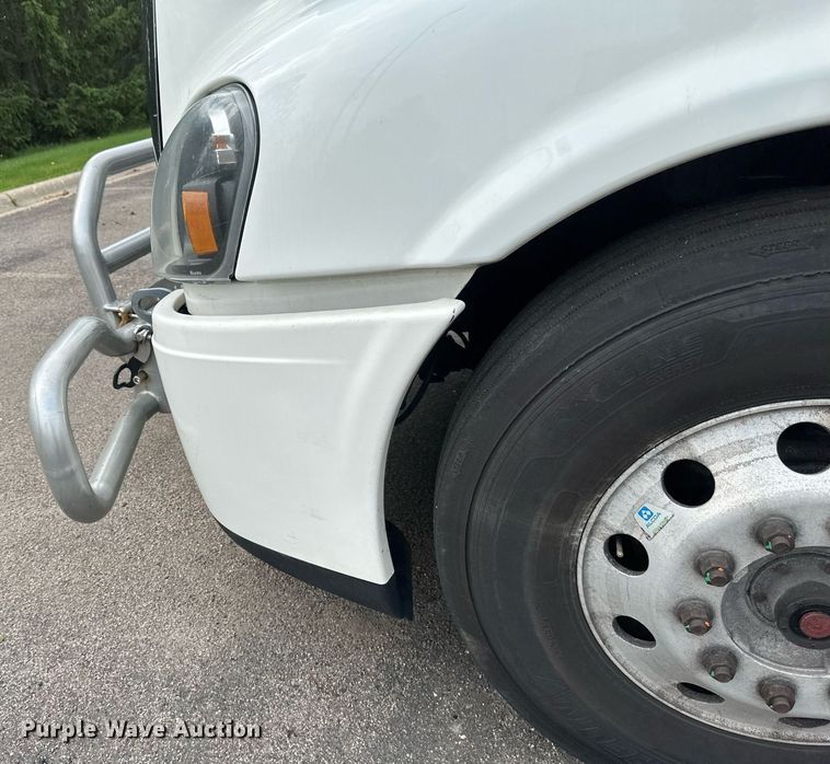 image for item EB2639 2015 Freightliner Cascadia 125 semi truck