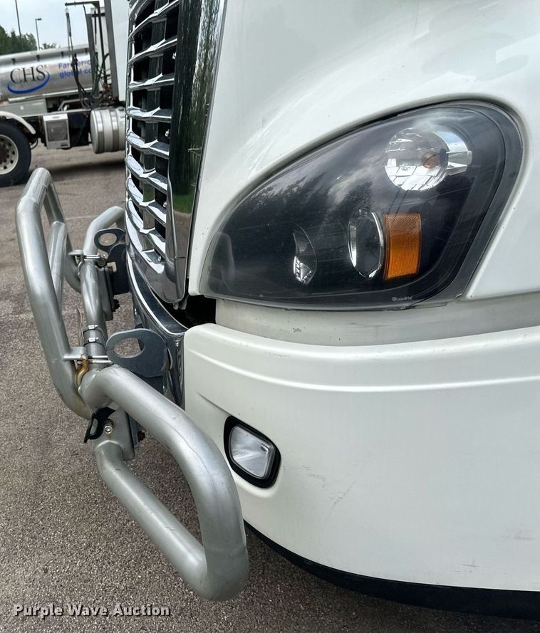image for item EB2639 2015 Freightliner Cascadia 125 semi truck