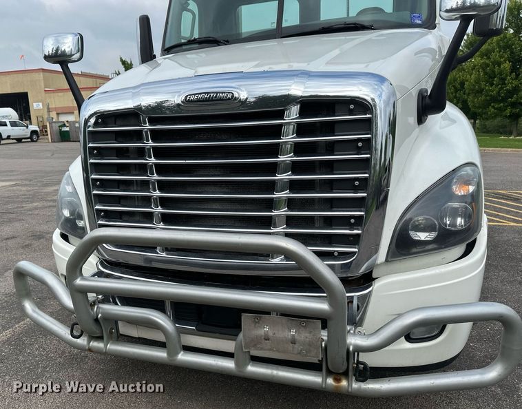 image for item EB2639 2015 Freightliner Cascadia 125 semi truck