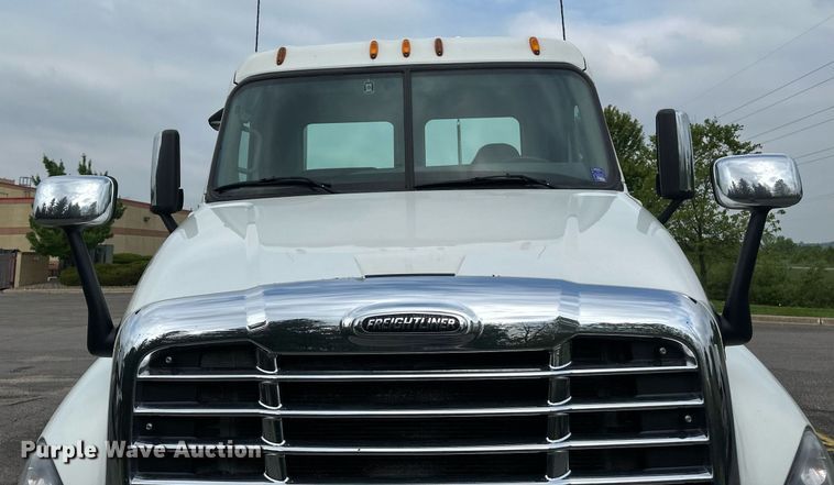 image for item EB2639 2015 Freightliner Cascadia 125 semi truck