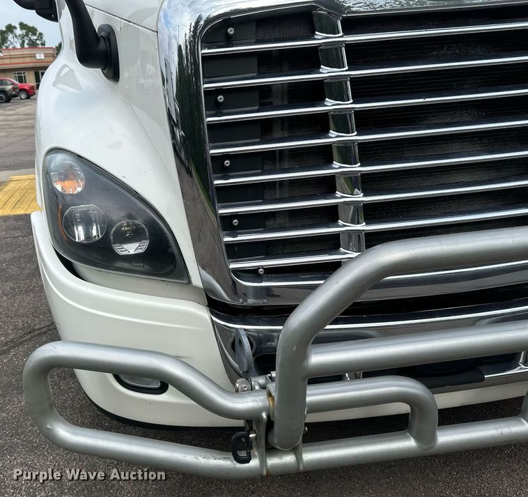 image for item EB2639 2015 Freightliner Cascadia 125 semi truck
