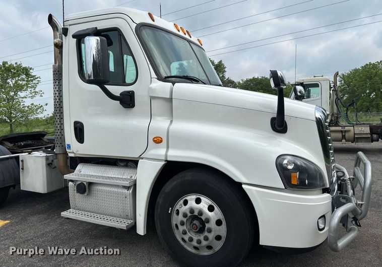 image for item EB2639 2015 Freightliner Cascadia 125 semi truck