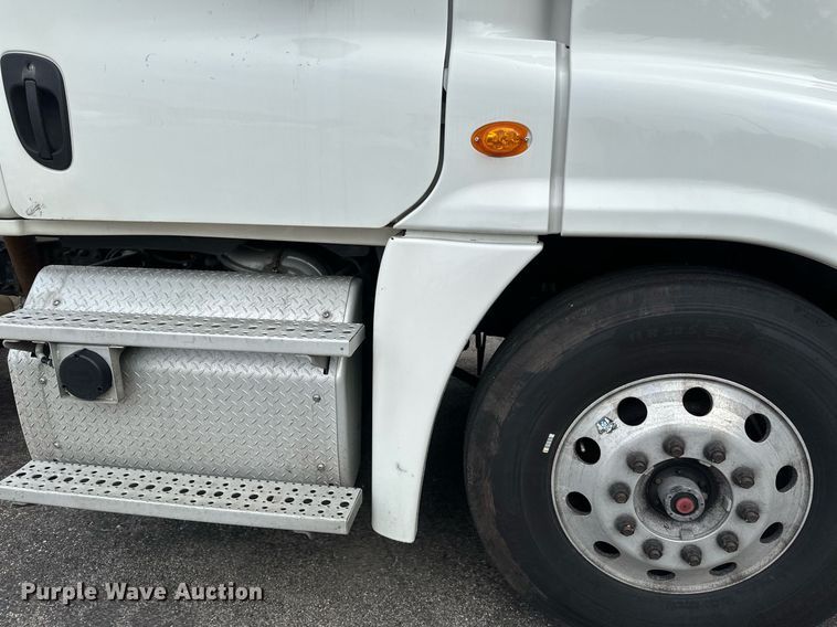 image for item EB2639 2015 Freightliner Cascadia 125 semi truck