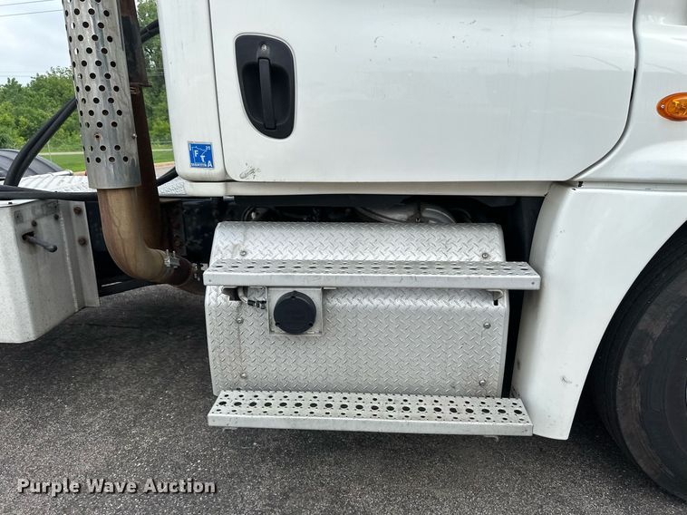 image for item EB2639 2015 Freightliner Cascadia 125 semi truck