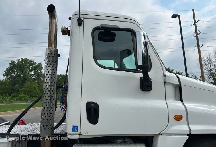 image for item EB2639 2015 Freightliner Cascadia 125 semi truck