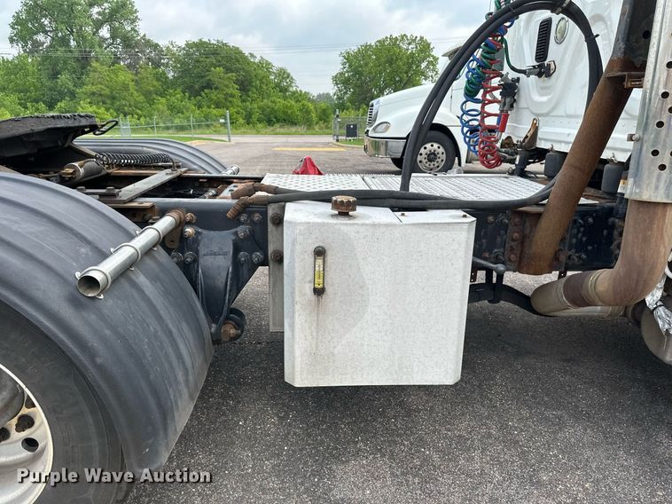 image for item EB2639 2015 Freightliner Cascadia 125 semi truck