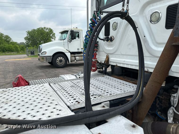 image for item EB2639 2015 Freightliner Cascadia 125 semi truck