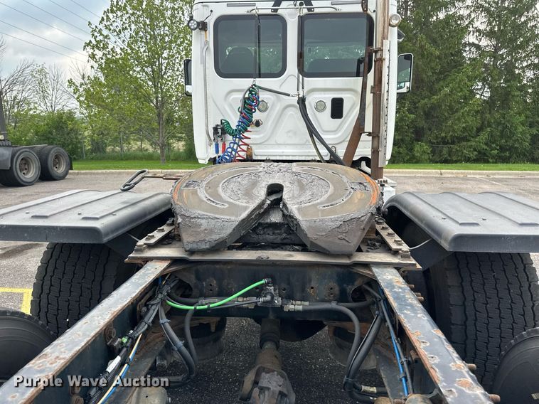 image for item EB2639 2015 Freightliner Cascadia 125 semi truck