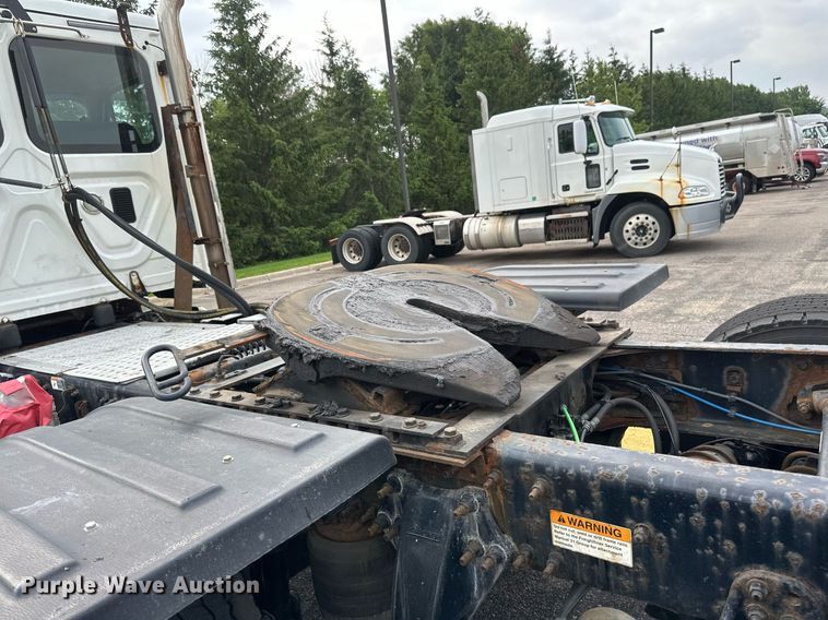 image for item EB2639 2015 Freightliner Cascadia 125 semi truck